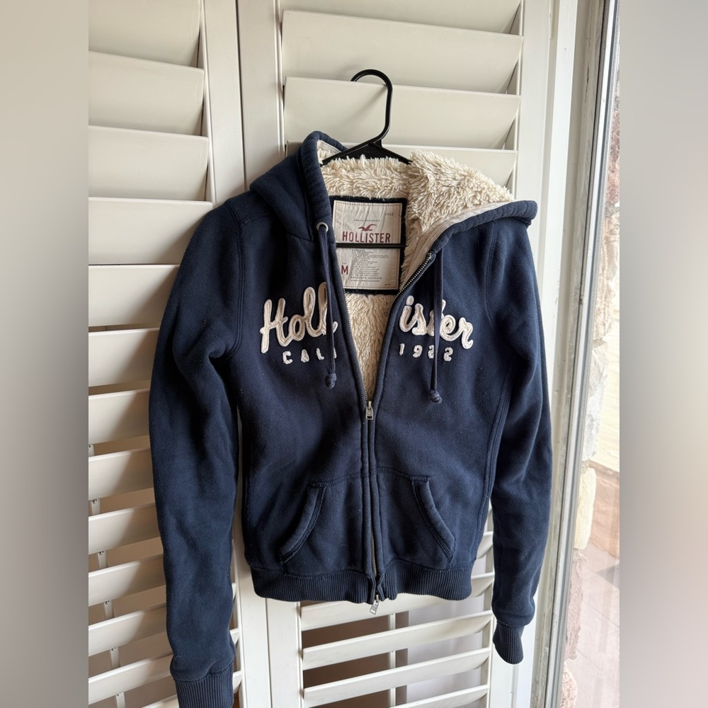 Hollister Y2K Navy Zip-Up Hoodie with Cream Sherpa Lining